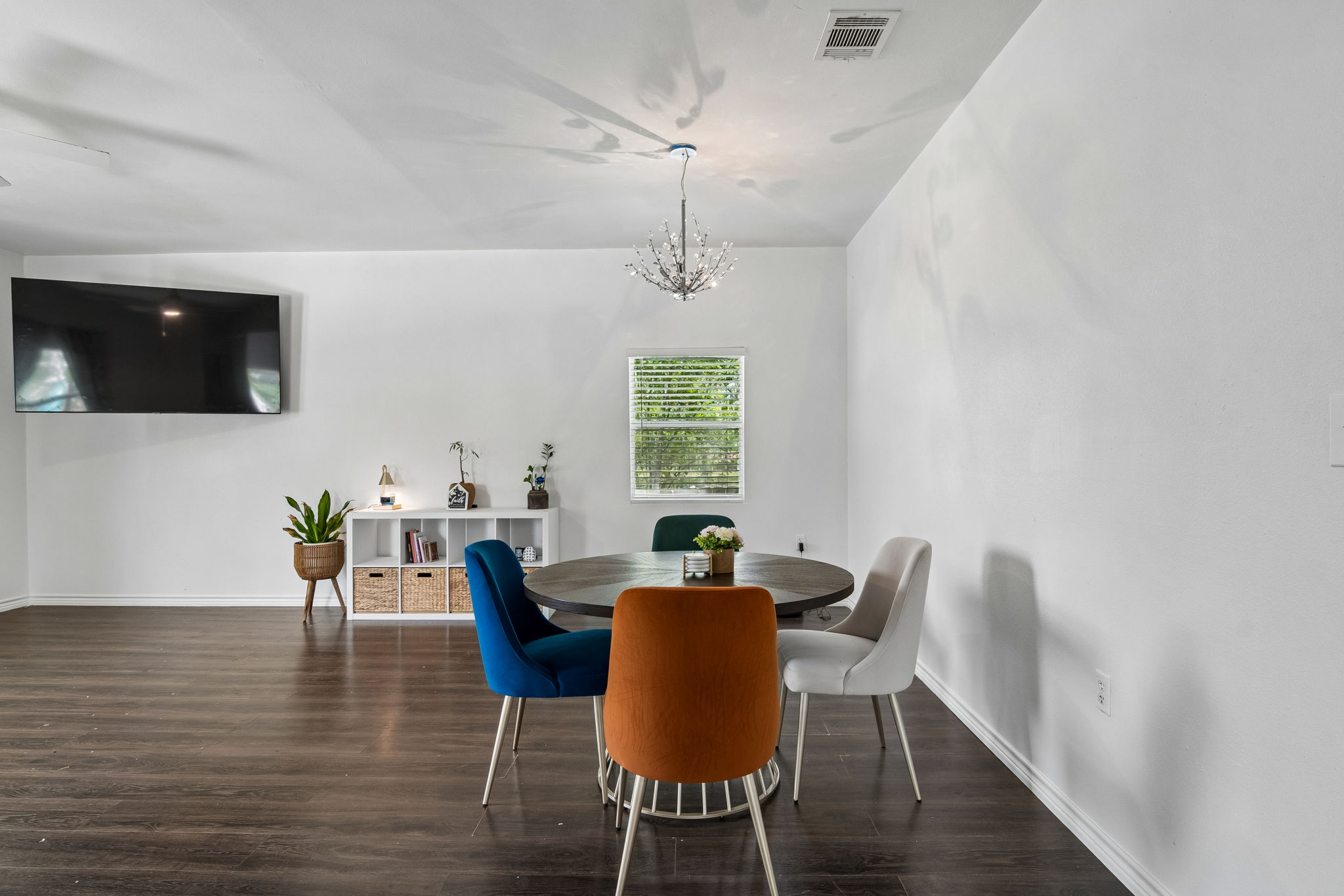 810 Lamar Street Luling, TX 78648 - Photo 5 of 21 a view of a dining room with furniture window and wooden floor