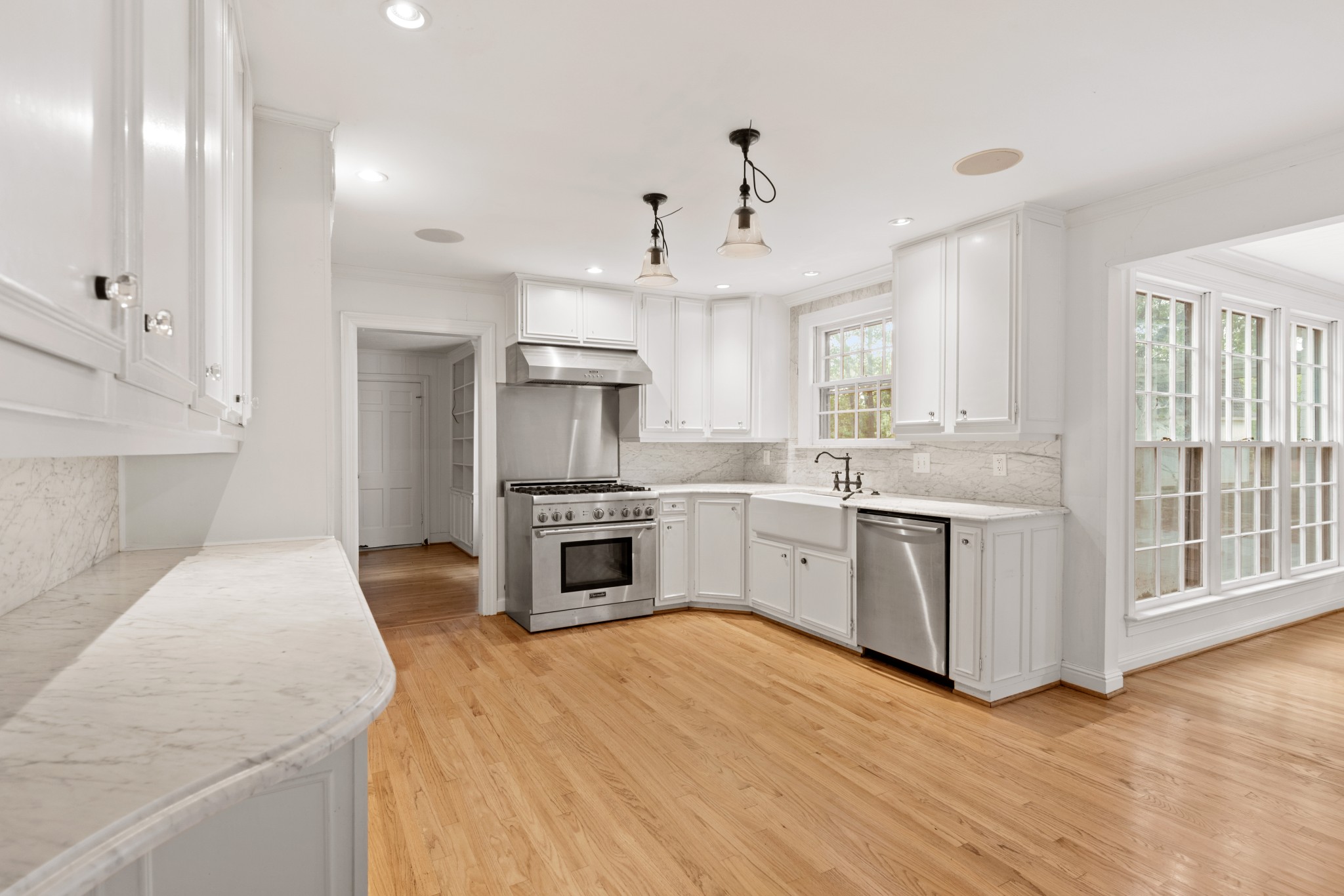 6325 Robin Hill Road Nashville, TN 37205 - Photo 20 of 47 marble countertops & backslash. Bosch Dishwasher & Thermidor Gas Range