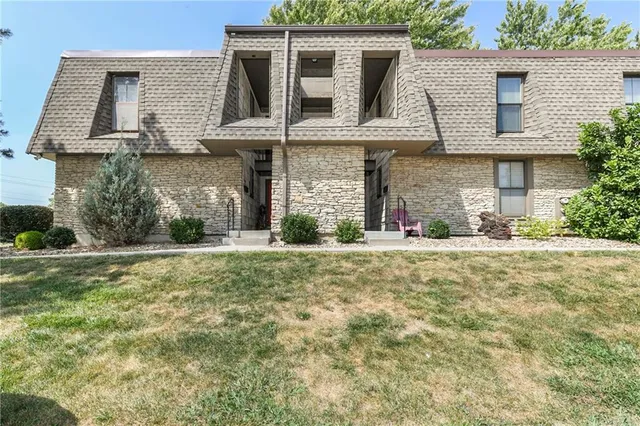 $118,500 | 7402 West 102nd Court, Overland Park, KS 66212