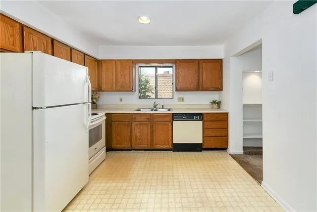 $118,500 | 7402 West 102nd Court, Overland Park, KS 66212