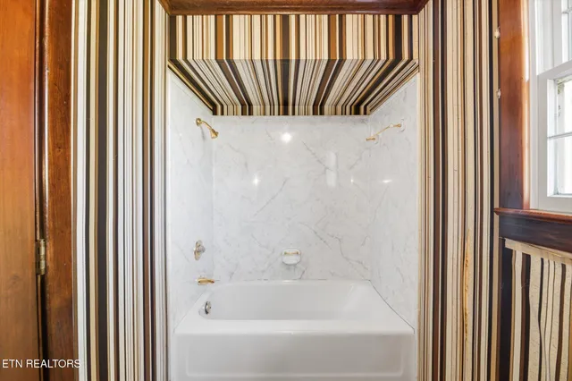 $549,900 | 226 Hiwassee Road, Madisonville, TN 37354