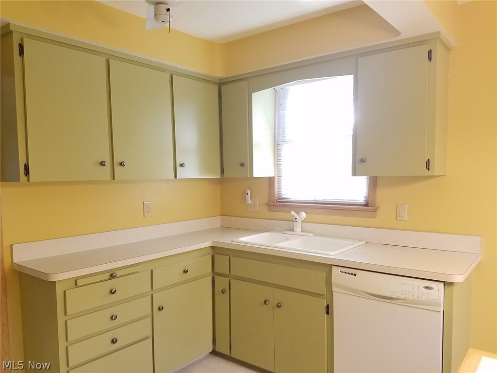 6023 Ascot Road Cleveland, OH 44124 - Photo 4 of 16