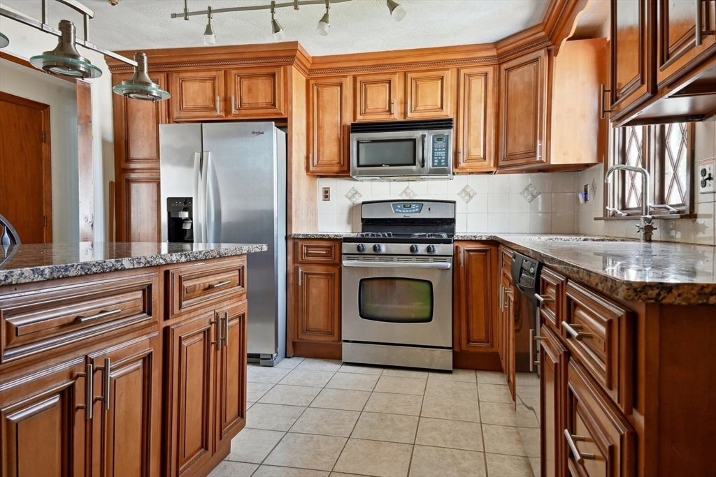 6 Gloversbrook Road Randolph, MA 02368 - Photo 5 of 25 Gallery Image 5