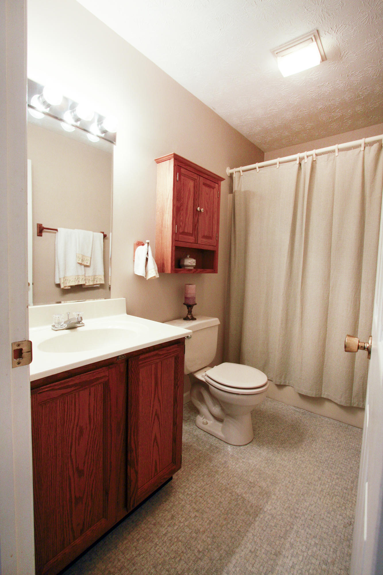 2212 East Windbrook Road Knoxville, TN 37923 - Photo 11 of 40 Guest Bathroom