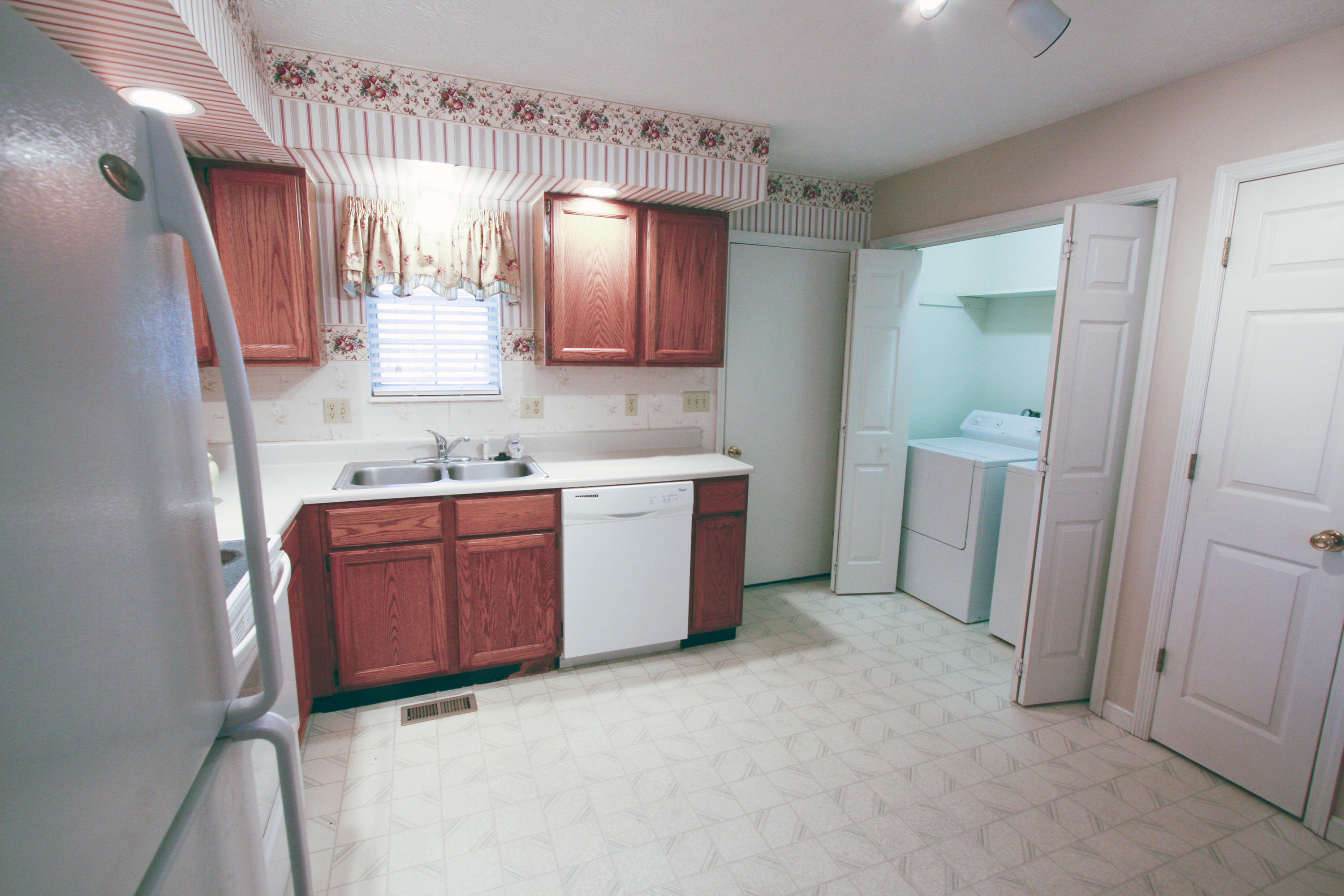 2212 East Windbrook Road Knoxville, TN 37923 - Photo 35 of 40 Laundry in kitchen