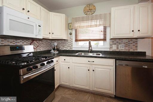 23 Warwick Road Stratford, NJ 08084 - Photo 2 of 35 Kitchen: Granite Counter top, w Backsplash