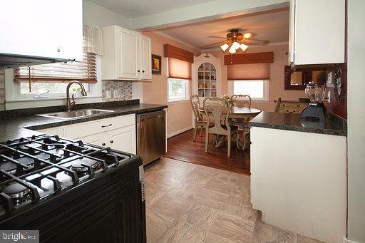 23 Warwick Road Stratford, NJ 08084 - Photo 3 of 35 Kitchen: 5 Burner Gas Range