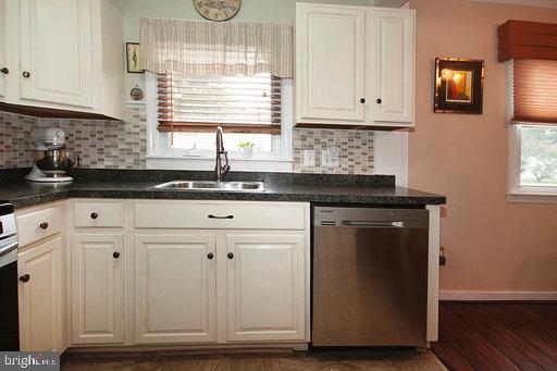 23 Warwick Road Stratford, NJ 08084 - Photo 4 of 35 Kitchen: Stainless Steel Appliances