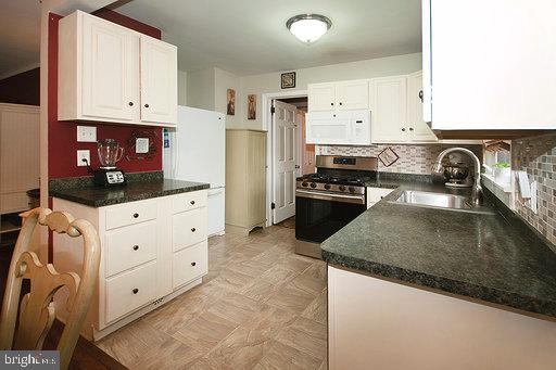 23 Warwick Road Stratford, NJ 08084 - Photo 5 of 35 Kitchen: Stainless Steel Appliances
