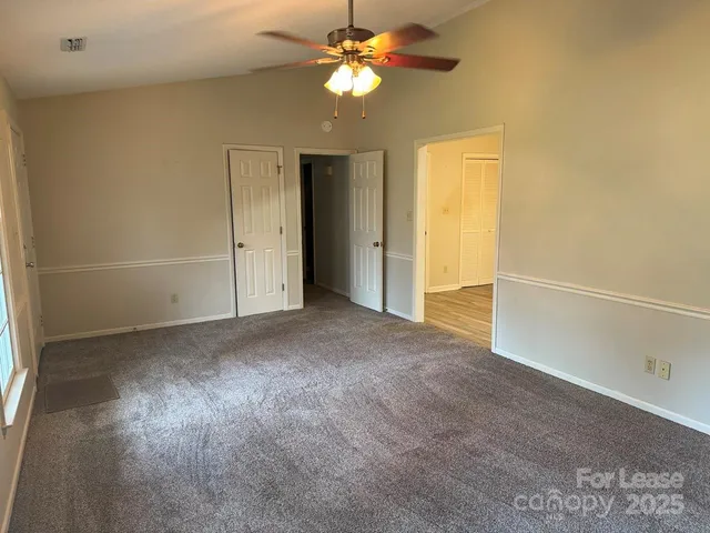 a view of empty room with a ceiling fan