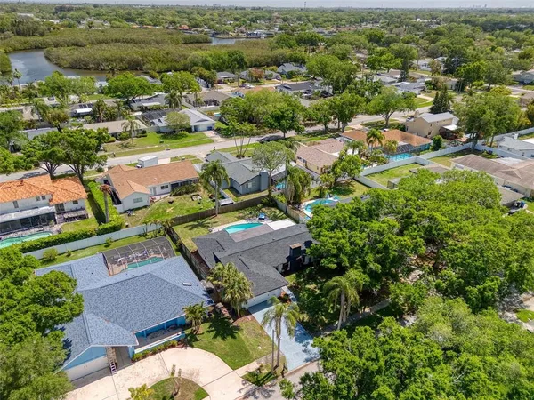 a view of a backyard