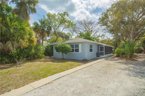 a view of empty room with window