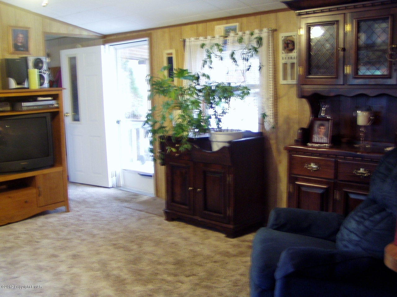 26 Stadden Road Stroudsburg, PA 18360 - Photo 9 of 16 Living room towards front door