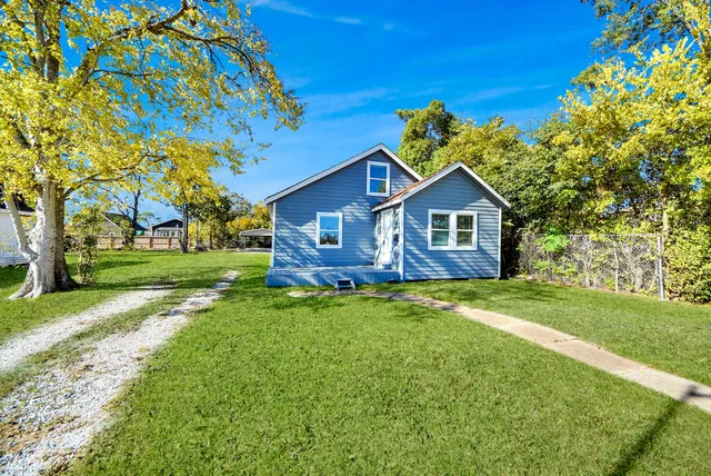 a view of a yard in front of house