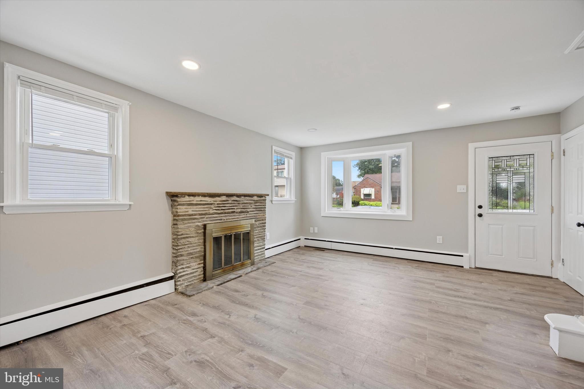 505 Fernwood Avenue Folsom, PA 19033 - Photo 4 of 32 Living Room