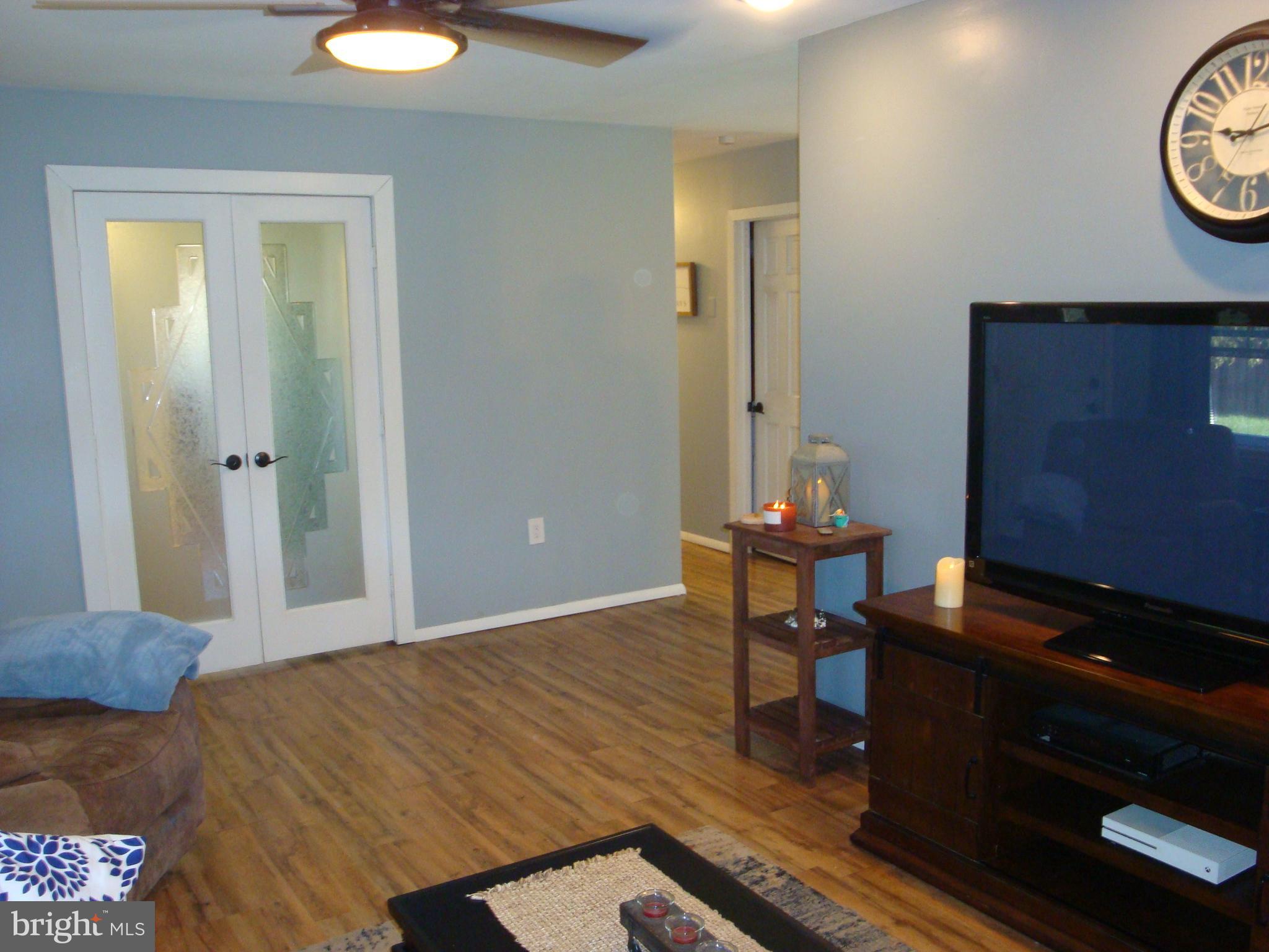 71 Incurve Road Levittown, PA 19057 - Photo 6 of 32 Spacious Living Room with Laminate Floors