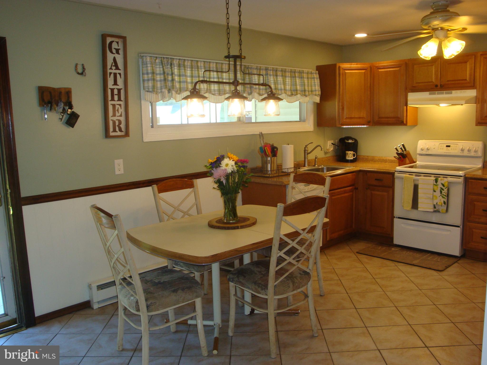 71 Incurve Road Levittown, PA 19057 - Photo 9 of 32 Eat in Kitchen