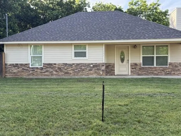 $199,900 | 1004 Sanders Street, Bowie, TX 76230