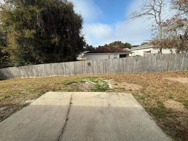 a view of a backyard