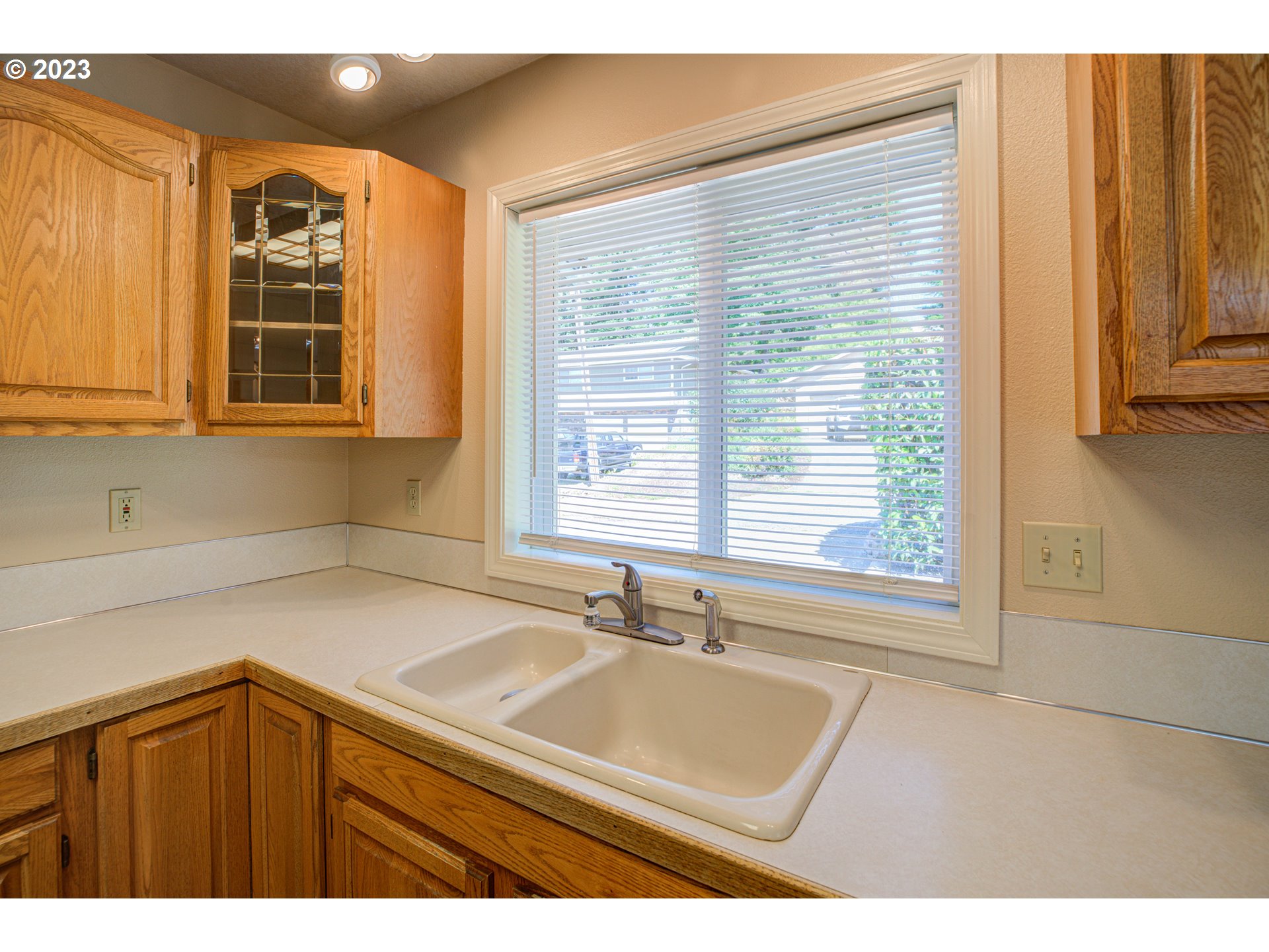 4523 Southeast Hill Road Milwaukie, OR 97267 - Photo 12 of 48 a bathroom with a sink window and a bathtub