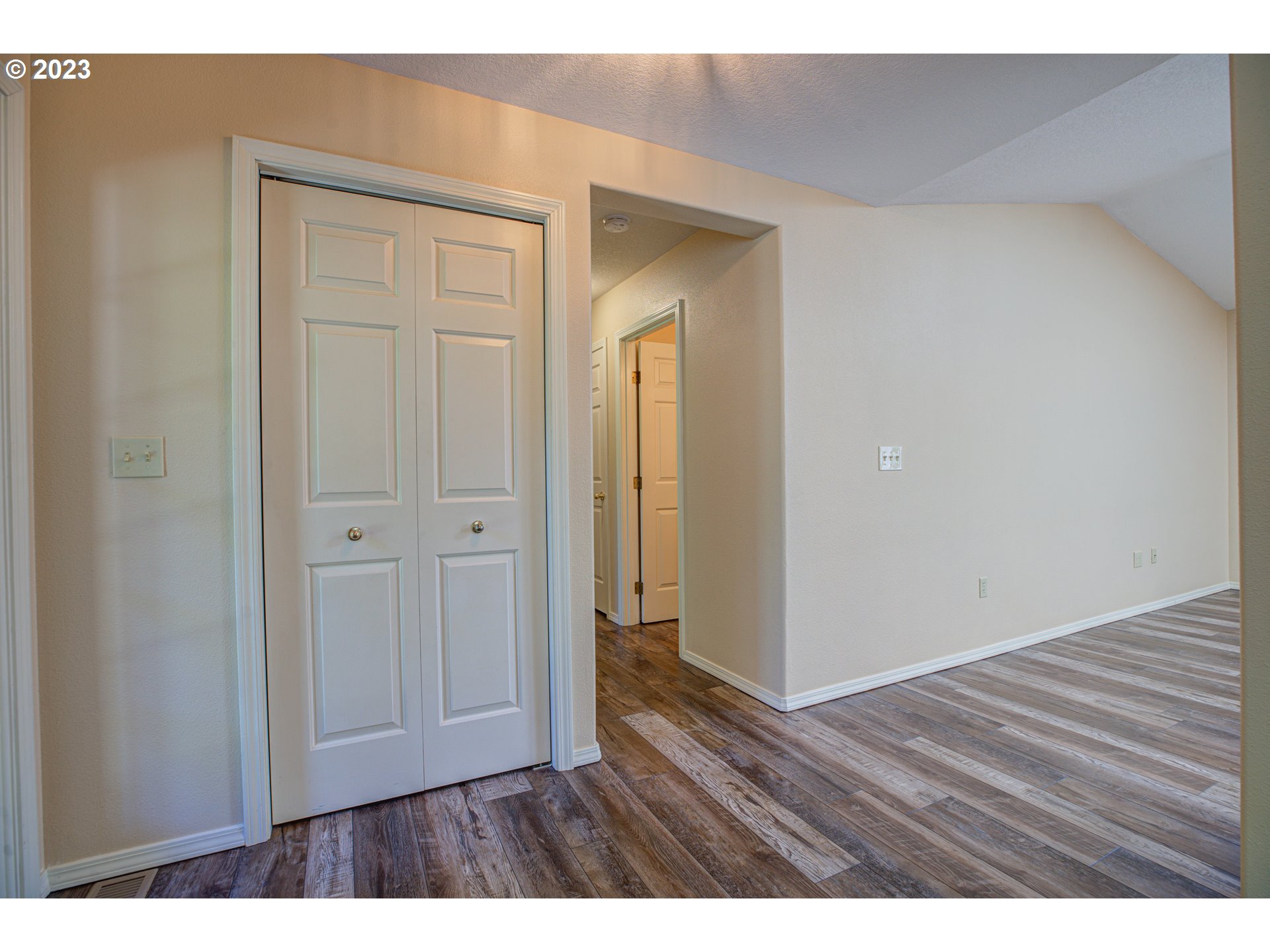 4523 Southeast Hill Road Milwaukie, OR 97267 - Photo 18 of 48 a view of empty room