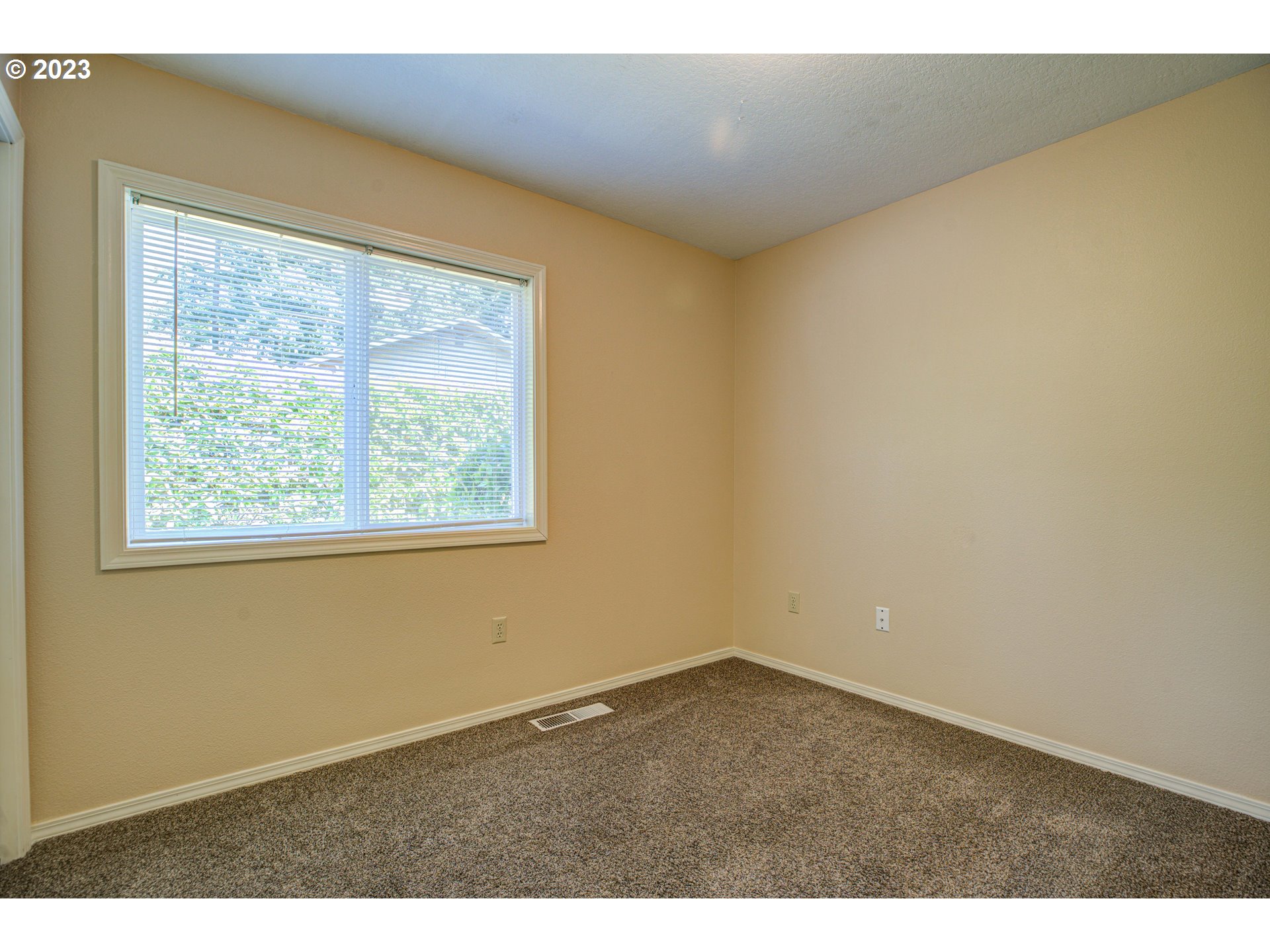 4523 Southeast Hill Road Milwaukie, OR 97267 - Photo 19 of 48 an empty room with a window