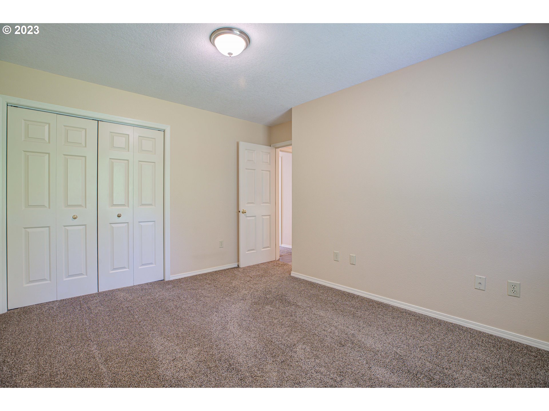 4523 Southeast Hill Road Milwaukie, OR 97267 - Photo 22 of 48 a view of an empty room