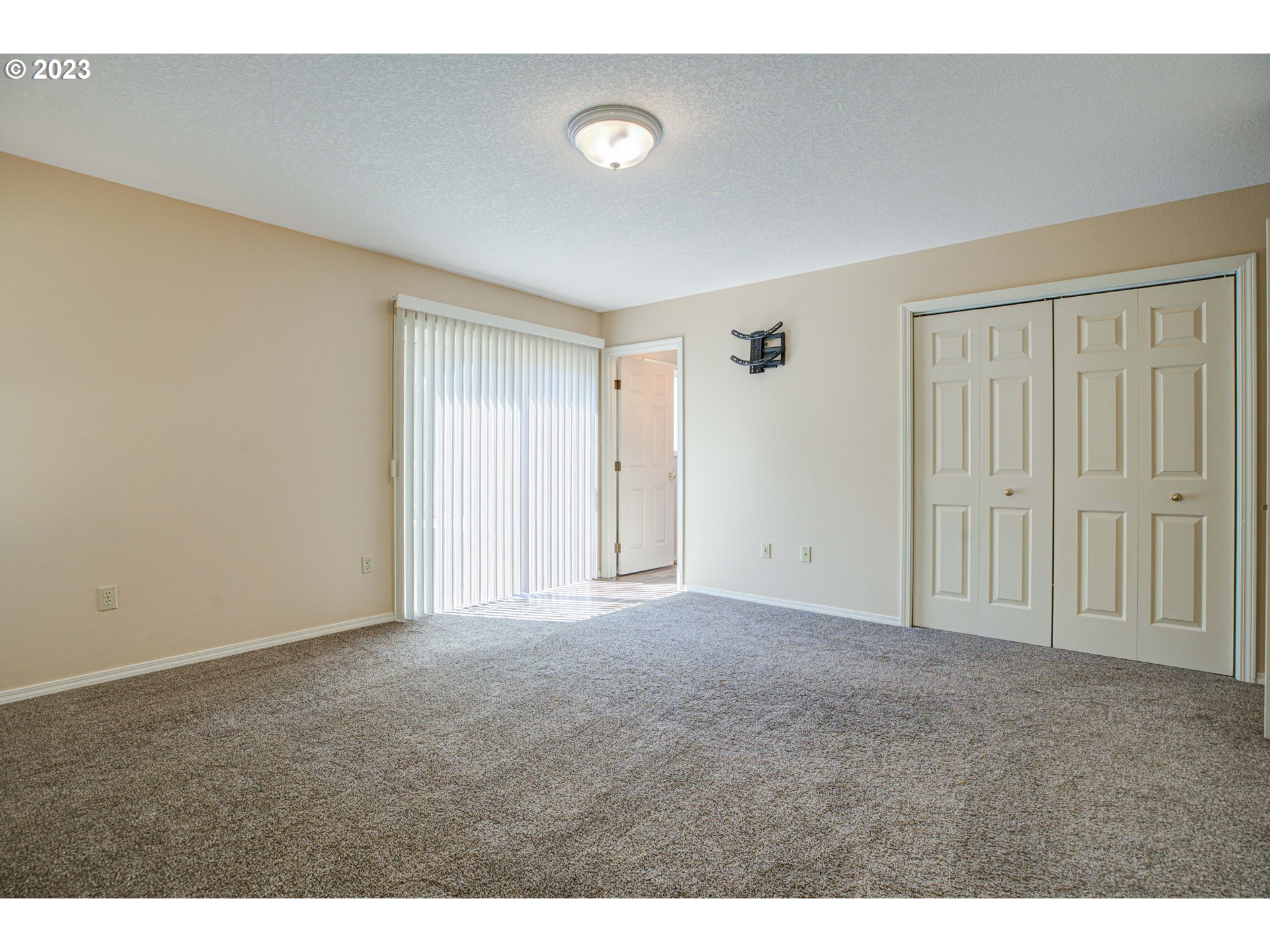 4523 Southeast Hill Road Milwaukie, OR 97267 - Photo 25 of 48 a view of an empty room