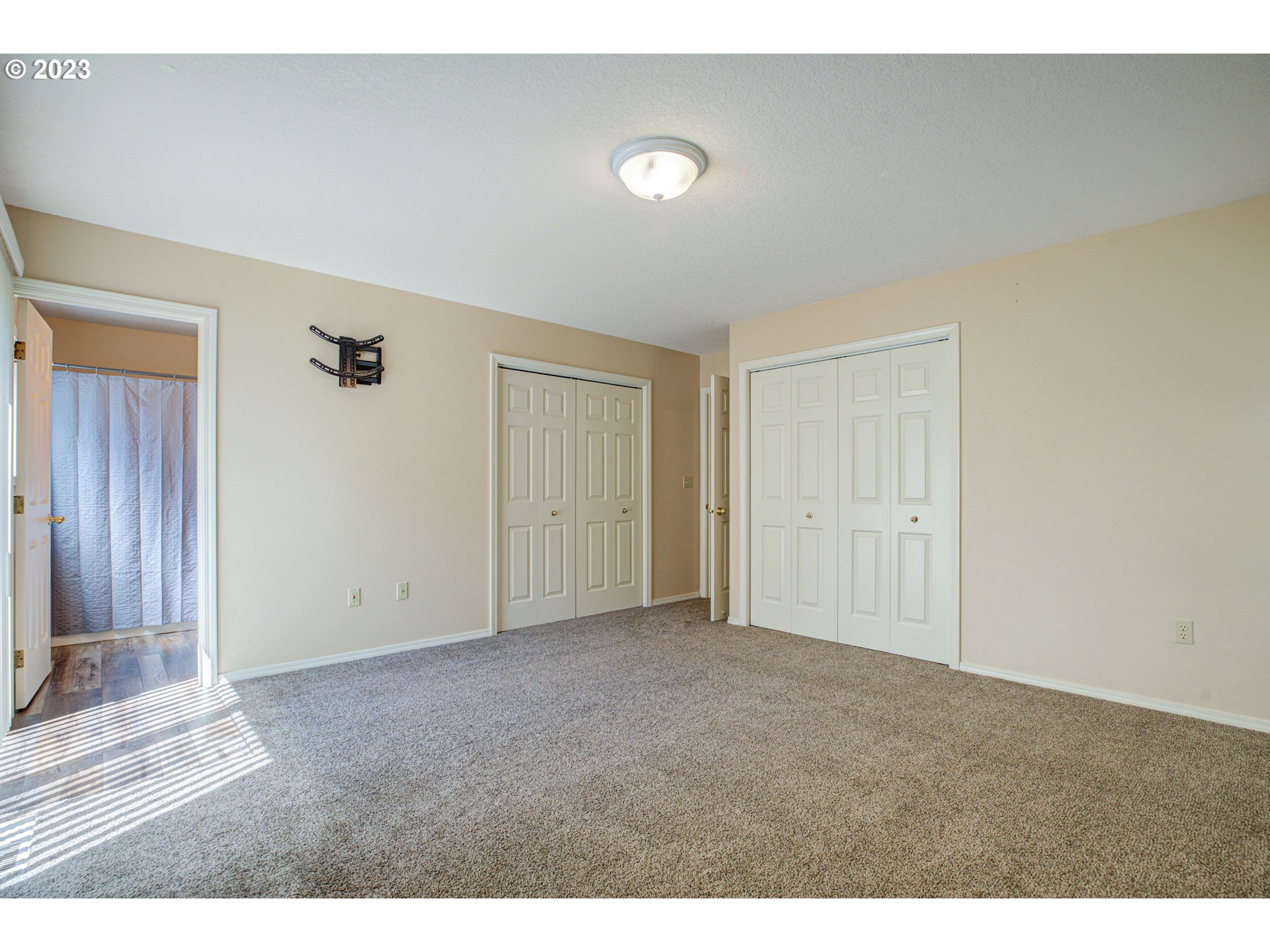 4523 Southeast Hill Road Milwaukie, OR 97267 - Photo 26 of 48 a view of an empty room
