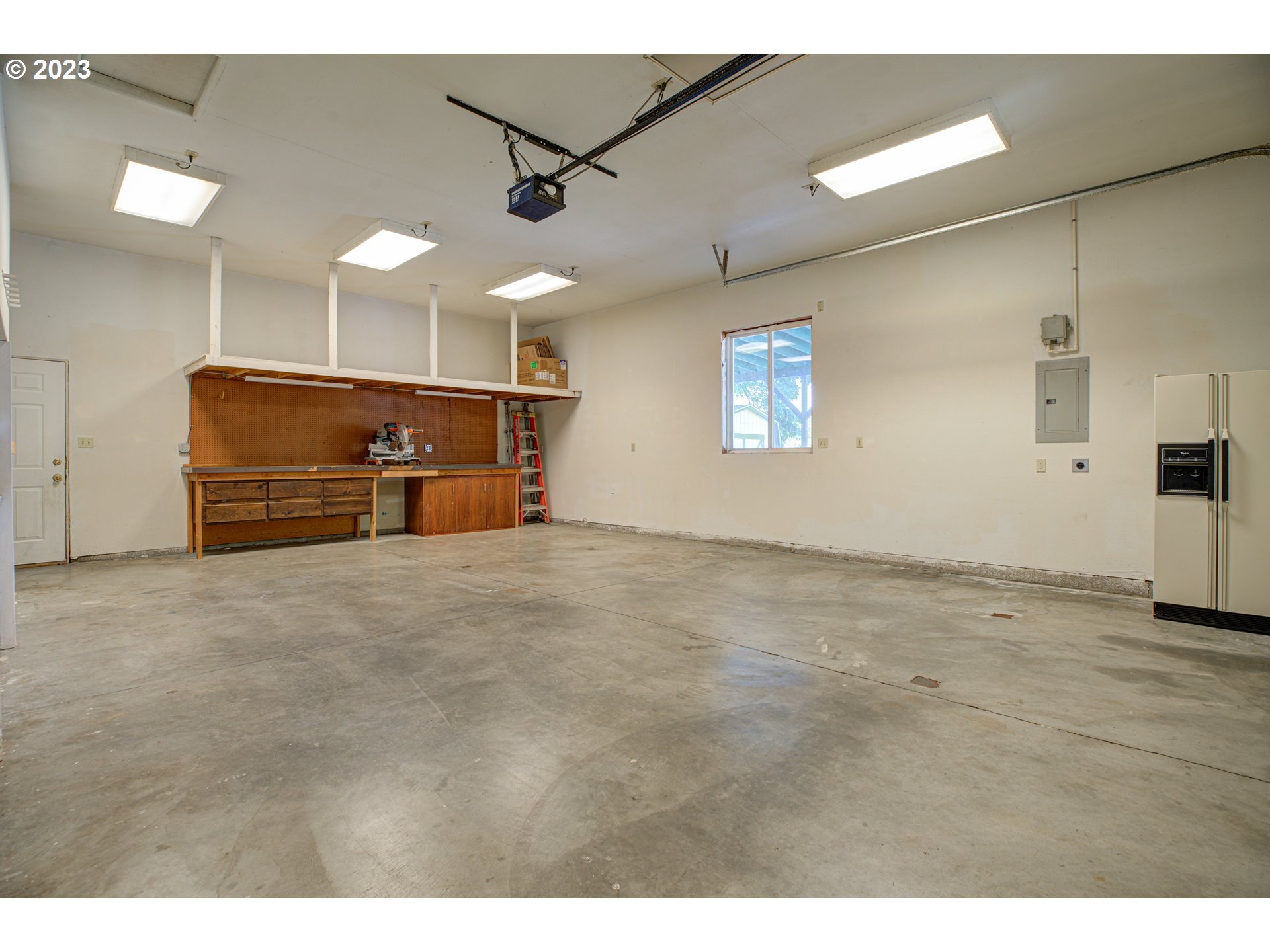 4523 Southeast Hill Road Milwaukie, OR 97267 - Photo 32 of 48 a view of a livingroom with furniture