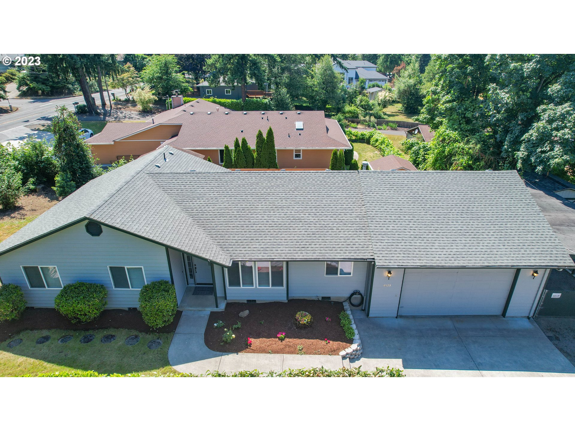 4523 Southeast Hill Road Milwaukie, OR 97267 - Photo 45 of 48 a view of a terrace with a garden