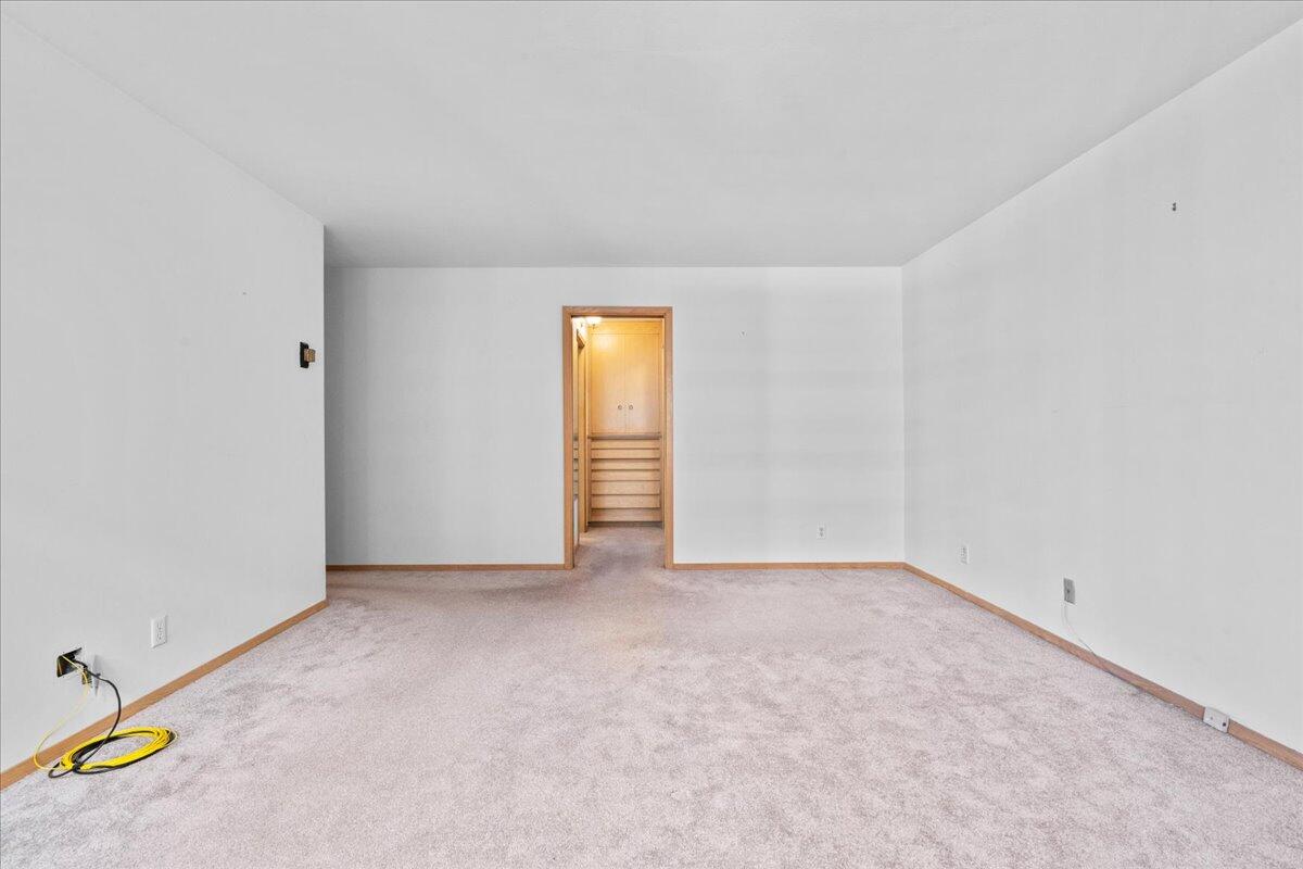 1610 North Prospect Avenue, Unit 506 Milwaukee, WI 53202 - Photo 11 of 29 Primary Bedroom