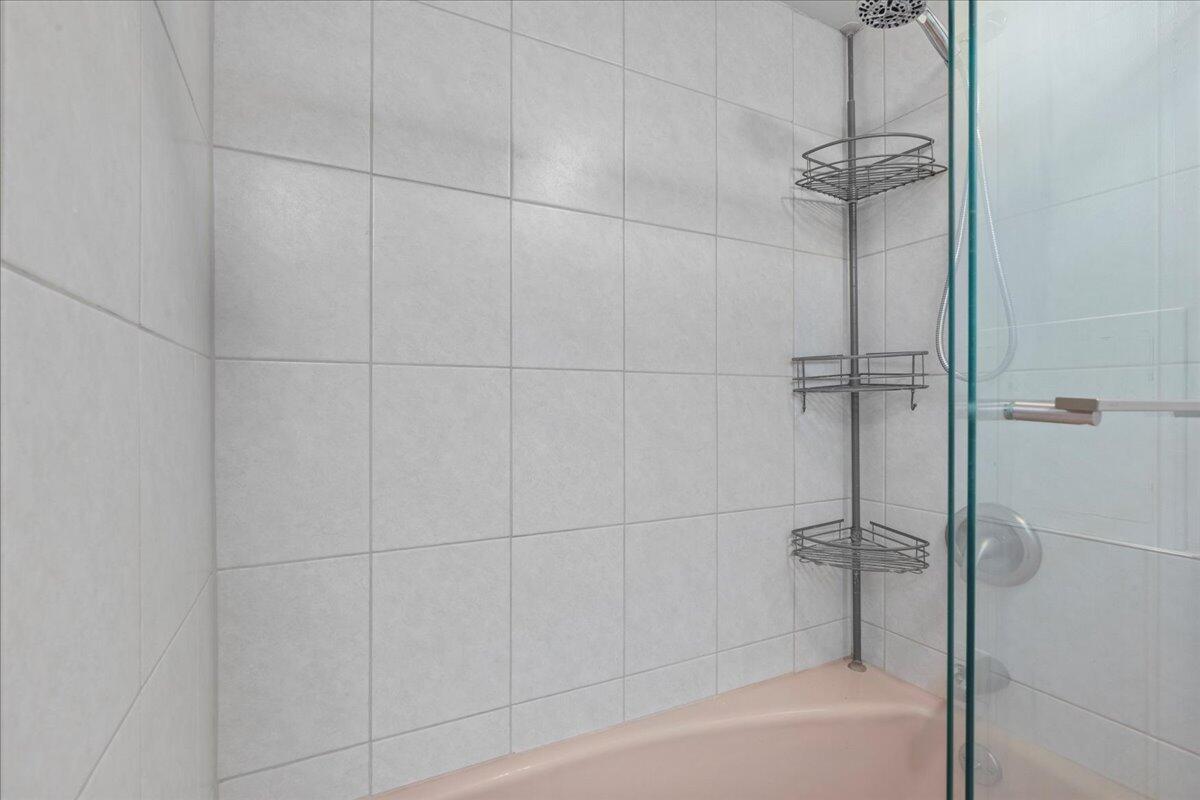 1610 North Prospect Avenue, Unit 506 Milwaukee, WI 53202 - Photo 14 of 29 Primary EnSuite Bathroom