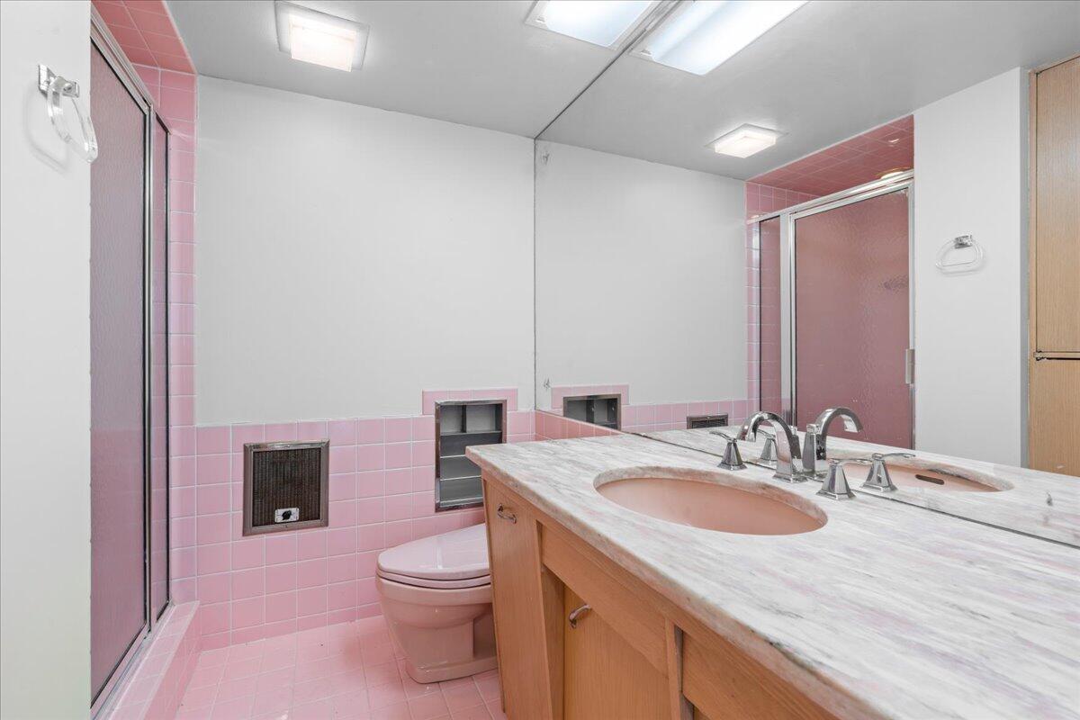 1610 North Prospect Avenue, Unit 506 Milwaukee, WI 53202 - Photo 19 of 29 Hall Bathroom