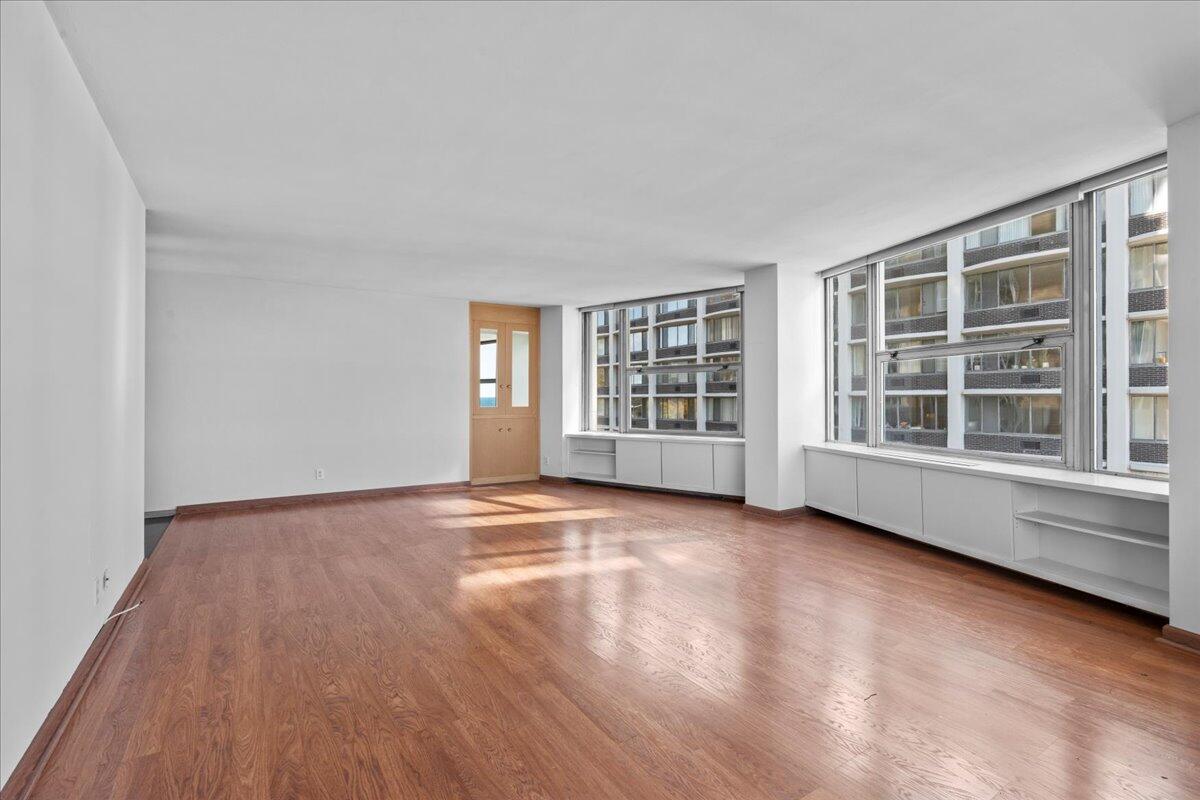 1610 North Prospect Avenue, Unit 506 Milwaukee, WI 53202 - Photo 4 of 29 Living Room