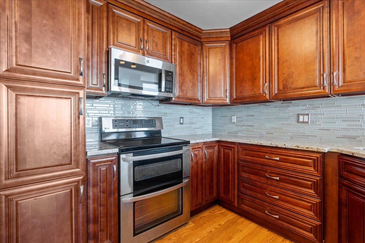 1610 North Prospect Avenue, Unit 506 Milwaukee, WI 53202 - Photo 8 of 29 Kitchen