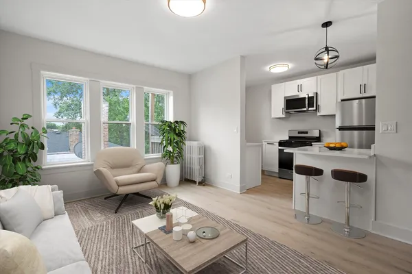 $1,995 | 3035 West Rosemont Avenue, Unit 1, Chicago, IL 60659