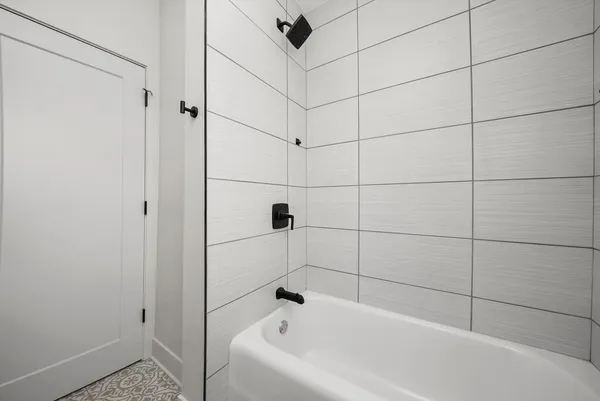 $1,995 | 3035 West Rosemont Avenue, Unit 1, Chicago, IL 60659