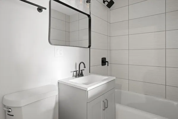 $1,995 | 3035 West Rosemont Avenue, Unit 1, Chicago, IL 60659