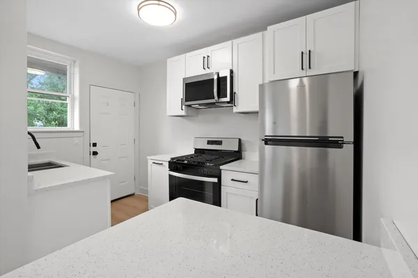 $1,995 | 3035 West Rosemont Avenue, Unit 1, Chicago, IL 60659