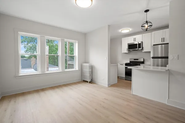 $1,995 | 3035 West Rosemont Avenue, Unit 1, Chicago, IL 60659