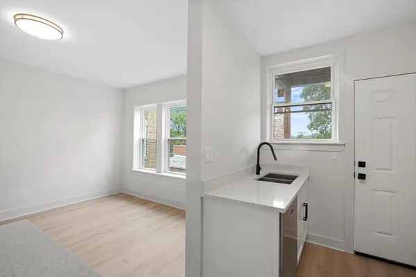 $1,995 | 3035 West Rosemont Avenue, Unit 1, Chicago, IL 60659