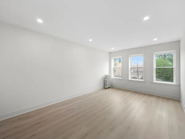 $1,995 | 3035 West Rosemont Avenue, Unit 1, Chicago, IL 60659