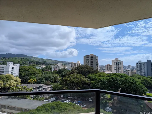 $4,200 | 1525 Wilder Avenue, Unit 1004, Honolulu, HI 96822