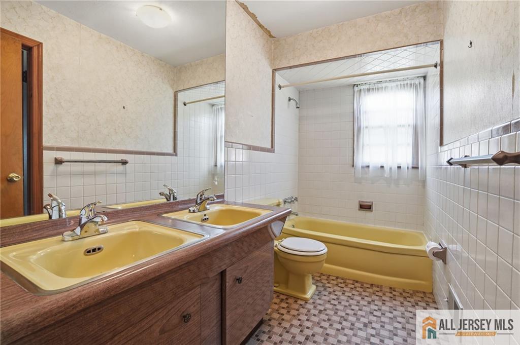 11 Reo Court Colonia, NJ 07067 - Photo 19 of 33