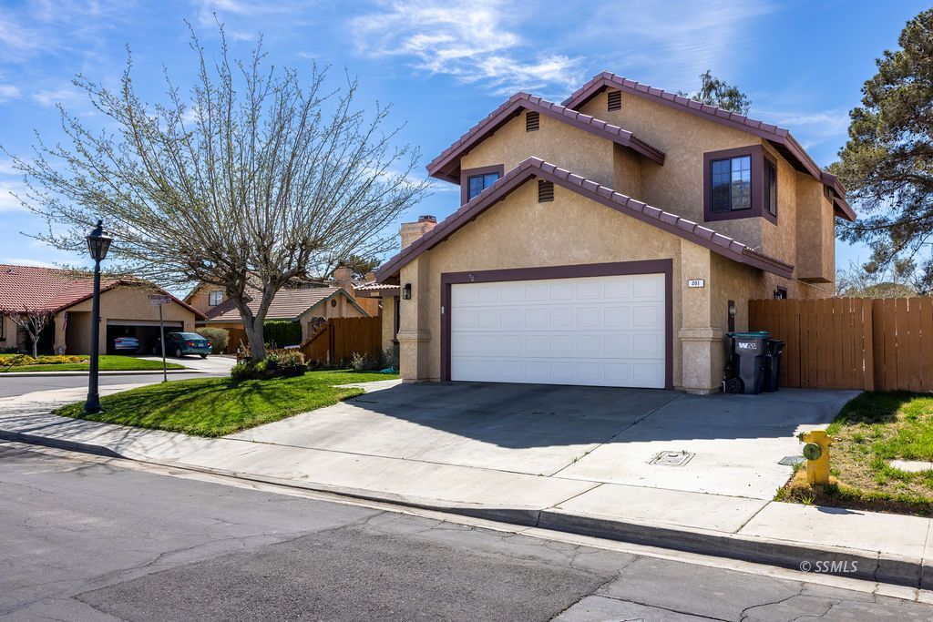 201 Washington Way Ridgecrest, CA 93555 - Photo 5 of 28