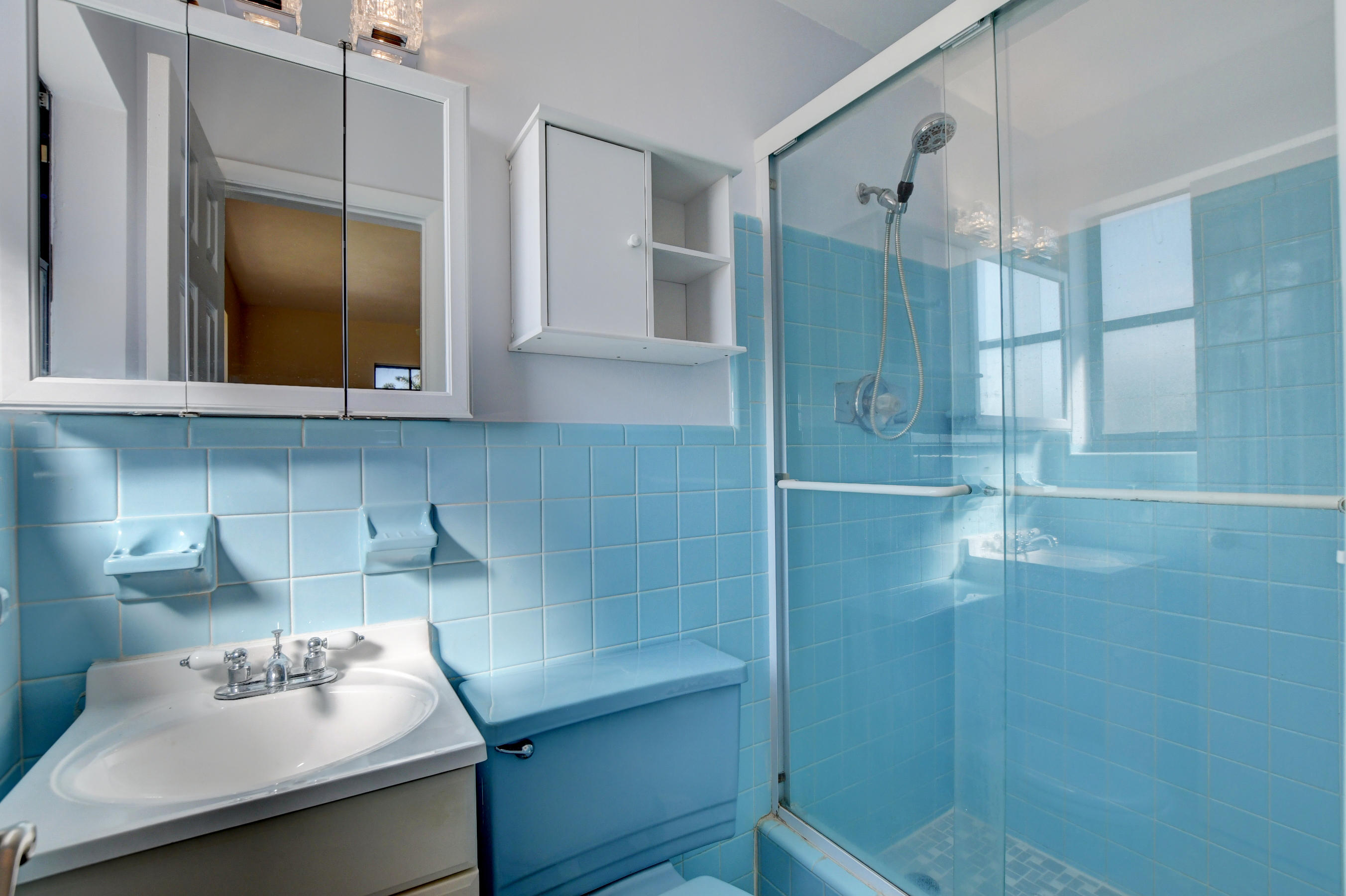 4554 Northeast 4th Avenue Boca Raton, FL 33431 - Photo 19 of 37 19_Master bathroom