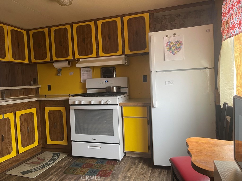 26611 Nudgent Street, Unit 28 Boron, CA 93516 - Photo 2 of 12 a kitchen with a refrigerator and a stove