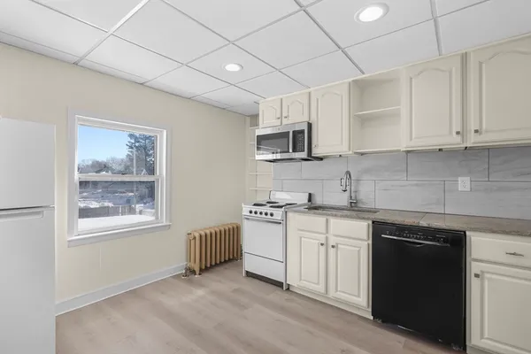 $2,200 | 119 Bank Street, Unit 2, Attleboro, MA 02703