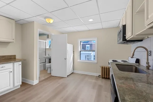 $2,200 | 119 Bank Street, Unit 2, Attleboro, MA 02703